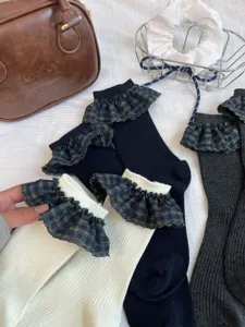 Chaussettes mi-hautes style ballet femme à volants écossais, détail tricot doux.