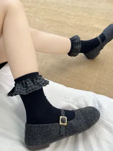 Gros plan chaussettes mi-mollet à volants carreaux femme automne hiver chaussures