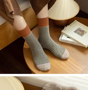 Gemütliche dicke gestreifte Socken mit Frottee und Farbblock College Stil Detailaufnahme.