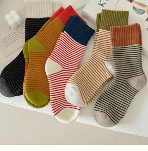 Dicke winterliche gestreifte Socken, koreanischer Stil, farbblockierte Baumwollsocken im Detail.