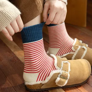 Verdichtete thermische gestreifte Baumwoll-Mittelsocken im gemütlichen Farbblock-Design.