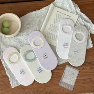 Low-cut boat socks for women, cute cat embroidery, breathable anti-slip cotton socks.
