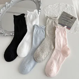 Sommer dünne Mittelsocken mit Rüschen und Hohlmuster, atmungsaktives süßes Design für Damen.