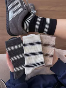 Detailansicht koreanischer Herbst-Damensocken, minimalistische gestreifte Baumwollsocken.