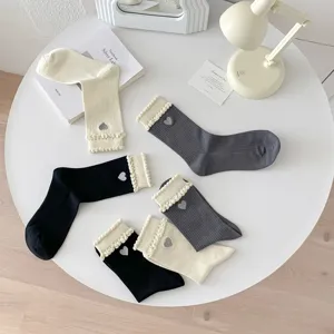 Comfortabele katoenen kuitsokken met schattig hartjesborduurwerk en geruffelde boorden.