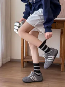 Koreanische gestreifte Wadenstrümpfe für Damen, bequeme atmungsaktive Herbstbekleidung.