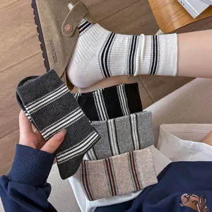 Damen Casual Baumwolle Gestreifte Wadenlange Socken Minimalistisch Atmungsaktiv Modisch Alltag Geknetete Socken