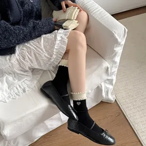 Gedetailleerd overzicht van dames sokken met volants en schattig hartjespatroon ballet stijl katoen.