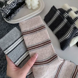 Koreanische Damen Socken mit Streifen im Herbst neuer minimalistischer grauer Trend Strumpf