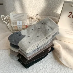 Gemütliche dicke Strick Socken Detailansicht mit süßem Katzen Zehen Design und weicher Textur.