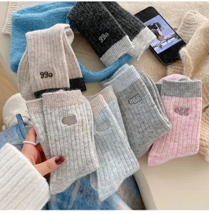 Gemütliche Woll-Stulpensocken mit süßer Stickerei, dicke warme Damensocken für den Winter.