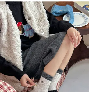 Detailansicht dicker warmer Wollmischung-Stapelsocken mit süßem Stickbuchstaben-Design.