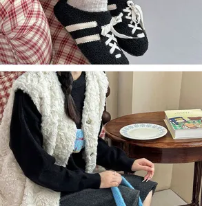 Gemütliches Winteroutfit Detail mit flauschigen schwarzen Sneakern und warmer Weste.
