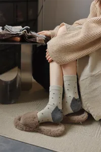 Gemütliche Damen-Wintersocken mit süßem Katzen-Fersendesign aus weichem, warmem Strickmaterial.