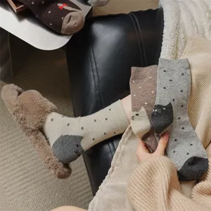 Gemütliche dicke Wintersocken für Damen mit süßem Katzenabsatz und weichem Strickstoff.