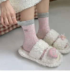 Gemütliche rosa Wollstrick-Socken für Damen mit Stick und warmem Design ideal für den kalten Winter.