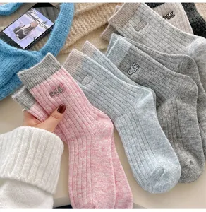 Detailansicht warmer Wollstrümpfe für Damen mit Rippstrick und niedlicher Stickerei.