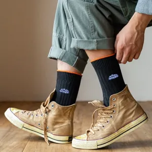 Herren schwarze gerippte Socken mit orangefarbenem Rand und Bergstickerei für Freizeit.