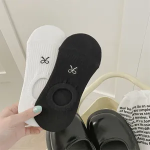 Detailansicht einfarbiger flacher Bootssocken mit süßer Schleifenstickerei, ideal für den Sommer.