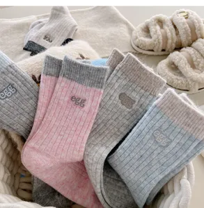 Gemütliche dicke Damen Wollsocken für den Winter, warme Ringelsocken mit Buchstabenstickerei.