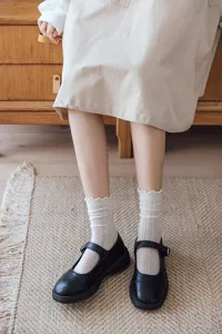 Detailaufnahme von süßen Lolita weißen Spitzen Mesh Rüschen WadenSocken mit Schuhen.