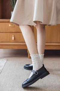 Nahaufnahme süßer Rüschen-Spitzen-Netzsocken mit atmungsaktivem Design für den Look.