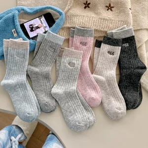 Damen Verdickte Warme Wollmischung Slouch Socken Winter Gestreifte Crew Socken Süße Buchstaben Bestickte Casual Strumpfwaren