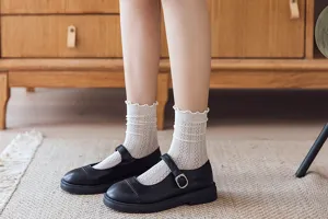 Nahaufnahme Detailansicht süßer Lolita Stil weiße Spitze Rüschen Waden Socken Damen.