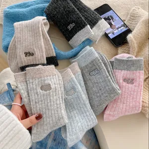 Warme Wollsocken für Damen, dicke kuschelige Wintersocken mit Streifen und Stickerei.