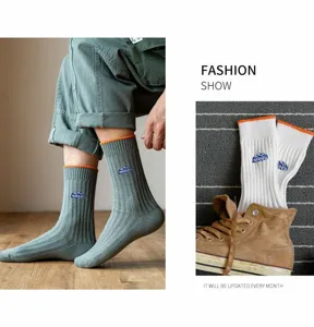 Herren Rippstrick Baumwoll-Langsocken mit Logo-Stickerei und Kontrastbund, gemütliches Detail.