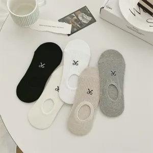 Nahaufnahme von flachen, unsichtbaren Sommersocken mit niedlicher Schleife in verschiedenen Farben.