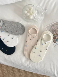 Cute floral shallow mouth boat socks for women, breathable cotton anti-slip invisible socks.