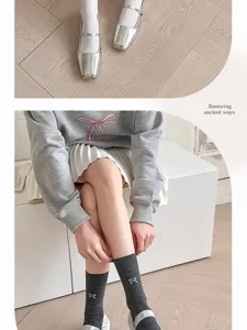 Damen graue Mittelsocken mit süßer Schleifenstickerei vielseitig kombinierbar bequemer Stoff