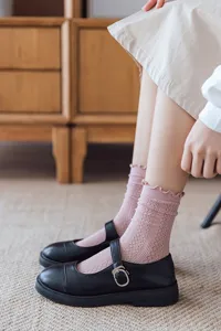 Detailaufnahme von rosa Rüschen-Spitzensocken mit atmungsaktivem Mesh im süßen Lolita-Stil.