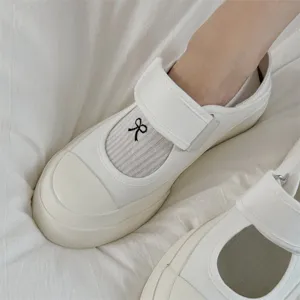 Weiße Segeltuchschuhe Socken Set mit süßer schwarzer Schleife Stickerei, bequeme Details.