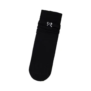 Schwarze Mittelsocken mit weißer Schleifenstickerei im süßen Ballett-Stil Hauptproduktansicht.