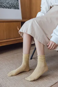 Nahaufnahme der gelben Damen Rüschen Mesh Socken, süßer Stil atmungsaktive kurze Strümpfe.