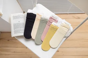 Detailaufnahme süßer Rüschen-Spitzen-Netz-Mittelsocken in verschiedenen schönen Farben.