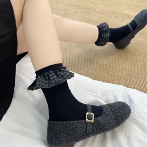 Chaussettes mi-hautes pour femmes style vintage avec volants à carreaux bleu marine hiver.