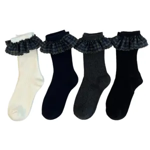 Chaussettes mi-hautes de style ballet pour femmes avec revers à volants carreaux doux.