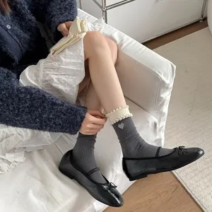 Schattige grijze katoenen sokken voor dames met witte ruffles en lief hartjesborduurwerk.