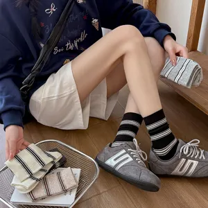 Damen herbst mittelhohe gestreifte socken casual atmungsaktiv weiche graue baumwollsocken