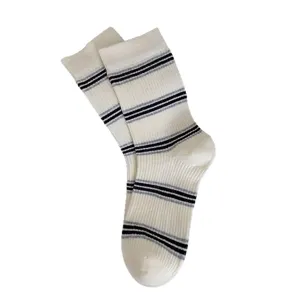 Damen lässige gestreifte WadenSocken mit gemütlichem Strickdesign und klassischen Streifen.