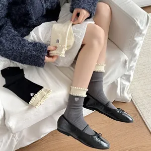 Schattige ballet-stijl middelhoge sokken met hartborduurwerk en bubbelruffel boorden.
