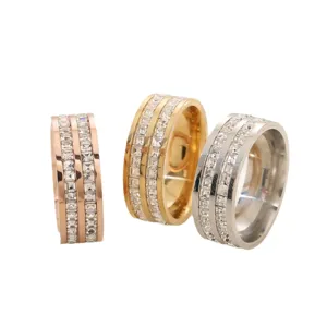 Breite Edelstahl Ringe mit funkelnden Steinen in Roségold, Gold und Silber für Damen.