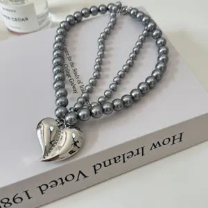 Collier de perles grises double couche avec pendentif cœur argenté 3D, vue détail chic.