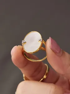 Minimalistische ovale witte schelp ring van goudgecoat roestvrij staal met kristal detail