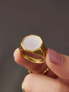 Minimalistische geometrische natuurlijke schelp ring detail, roestvrij staal PVD.