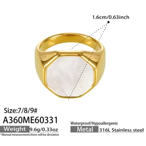 Gouden roestvrijstalen zegelring met witte schelp octagon inleg voor dames sieraden.