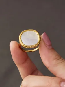 Geometrische natuurlijke schelp ring verguld roestvrij staal sieraden detail opname